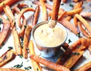 Healthy Carrot Fries with Curry Dipping Sau…